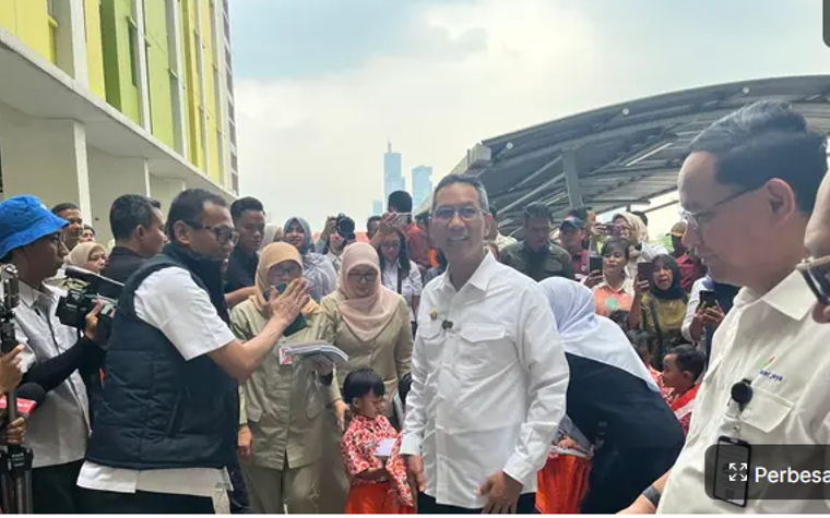 Tinjau Korban Kebakaran Manggarai, Heru Budi Beri Bantuan 450 Paket Sembako