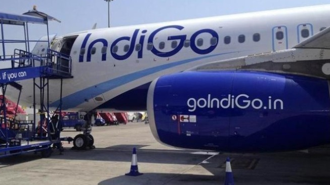 Harga tiket pesawat IndiGo mengalami lonjakan tajam akibat kekacauan operasional. Pemerintah India turun tangan untuk menstabilkan situasi dan melindungi penumpang yang terdampak