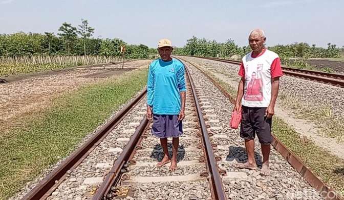 Hindarkan KA Dharmawangsa dari Kecelakaan, Momen 2 Lansia Lari Kibarkan Kaus    
