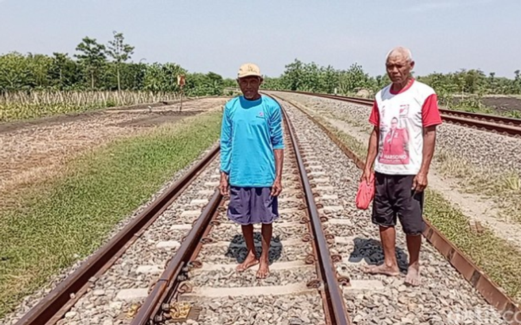 Hindarkan KA Dharmawangsa dari Kecelakaan, Momen 2 Lansia Lari Kibarkan Kaus