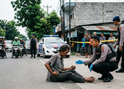 Viral! Detik-Detik Polisi Evakuasi ODGJ yang Lempari Pengendara Pakai Batu