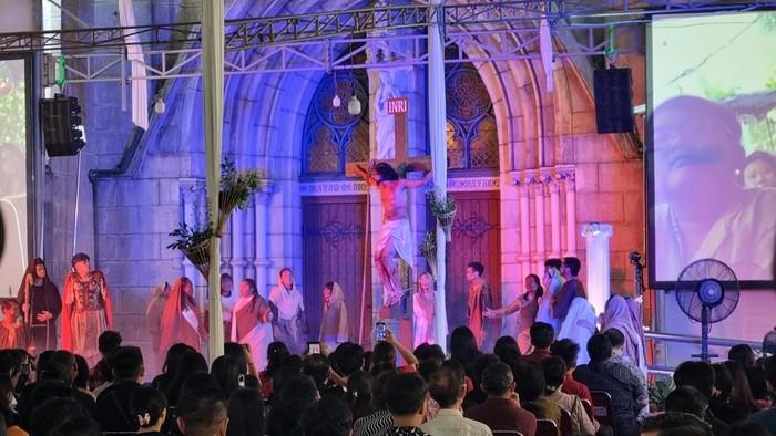 Aaron Menangis Saat Perankan Yesus dalam Jalan Salib Kreatif di Katedral