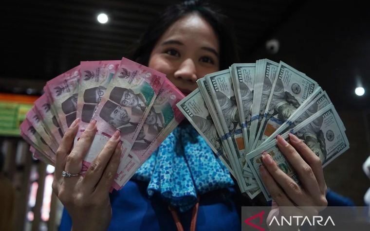 Rupiah Menguat ke Rp17.696 per Dolar AS pada Awal Pekan