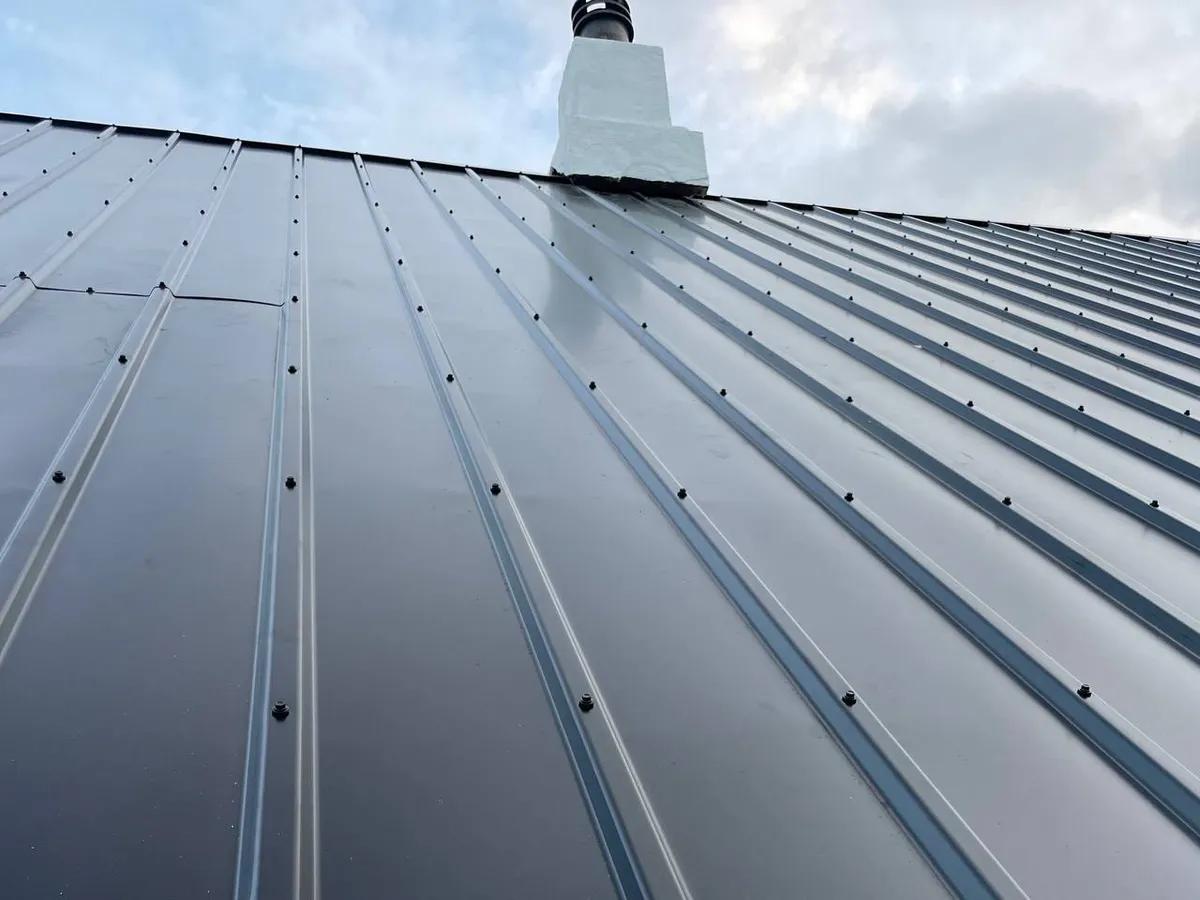 Moderne ståltag til sommerhus med let konstruktion og energieffektive egenskaber