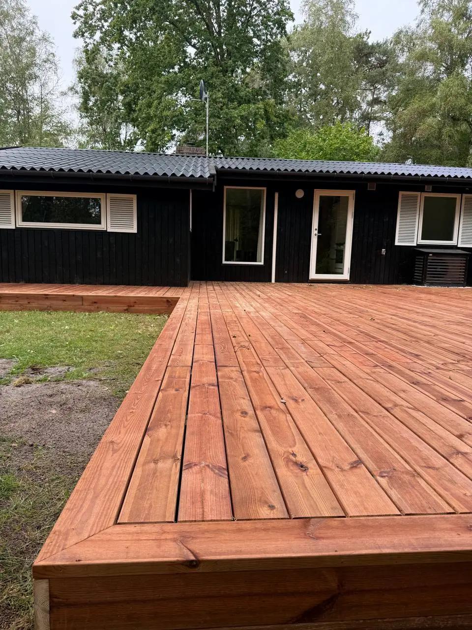 Brunimprægneret træ