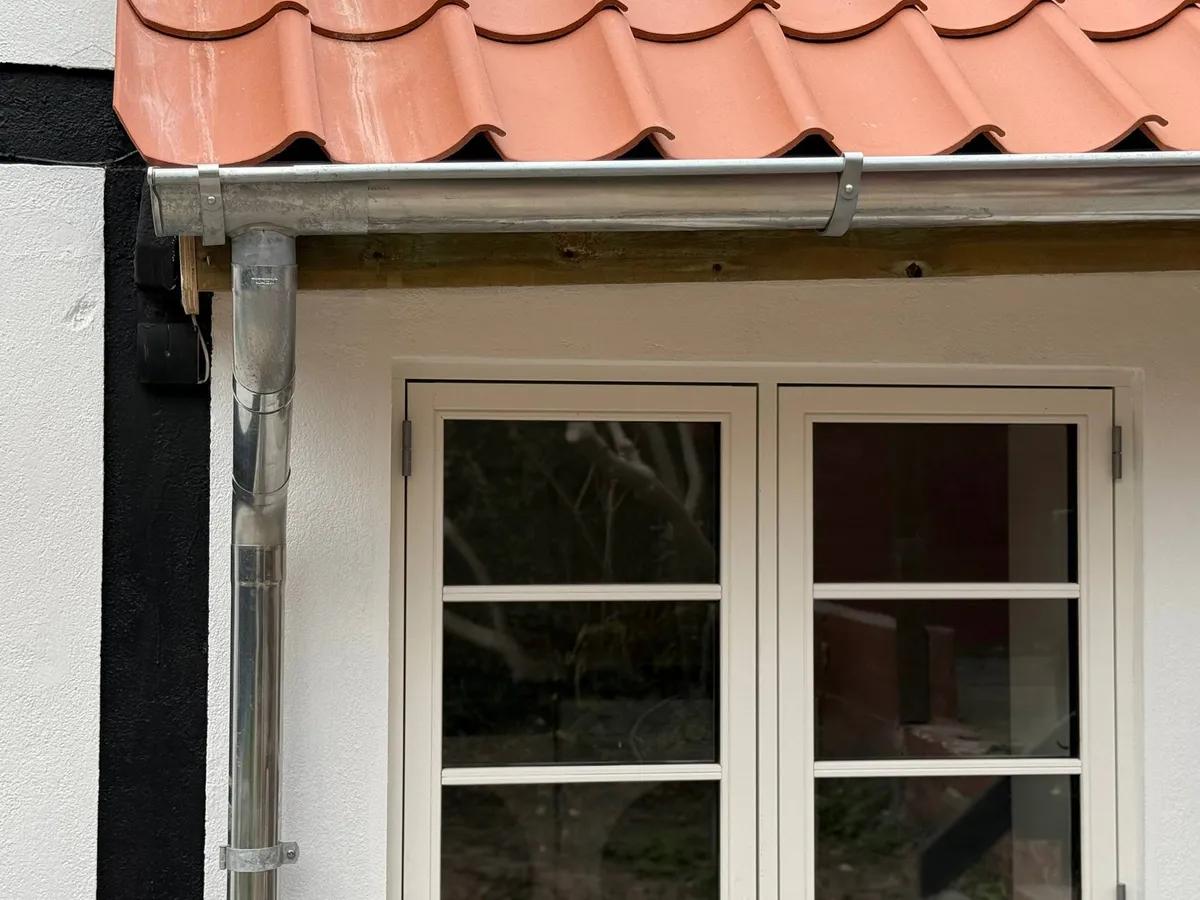 Professionel montering af zinktagrender med korrekt fald og beslag - præcis udførelse sikrer effektiv afvanding og lang levetid