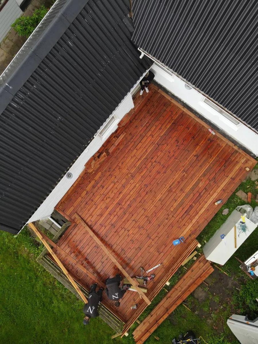 Genopbygning af træterrasse med forstærket underkonstruktion og nye hårdttræsbrædder - langsigtet løsning der øger terrassens stabilitet og værdi