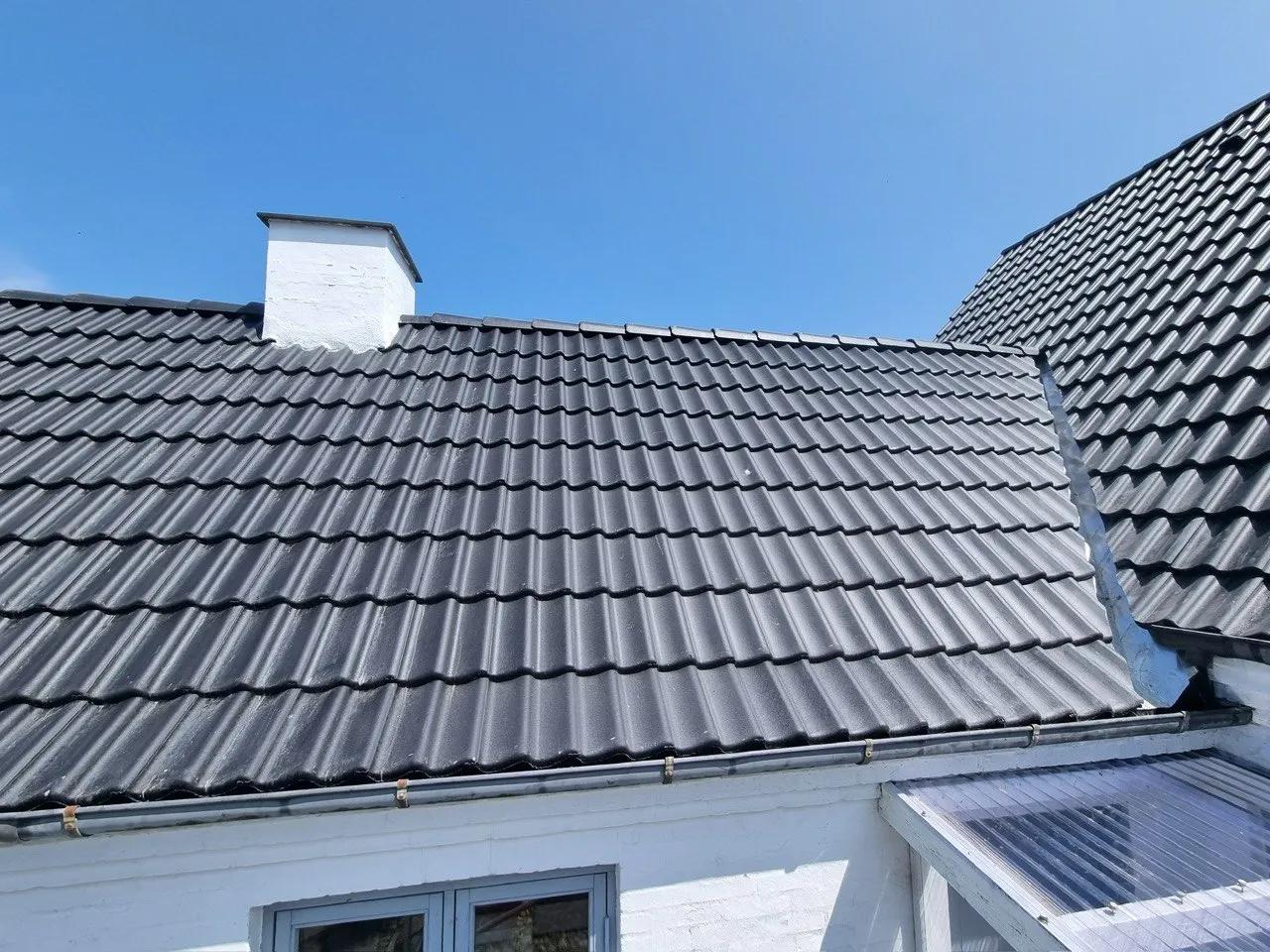 Keramiske tegltag med korrekt fastgjorte tagsten på dansk villa - velegnet til kystklima i Storkøbenhavn