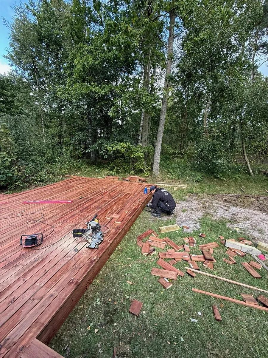 Korrekt opbygning af træterrasse med strøer og ventilation under brædderne - Nbyg terrassebyggeri