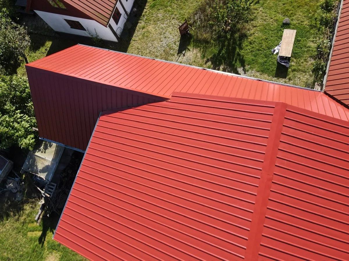Moderne ståltag monteret på parcelhus - billig og holdbar tagløsning fra 600 kr pr m²
