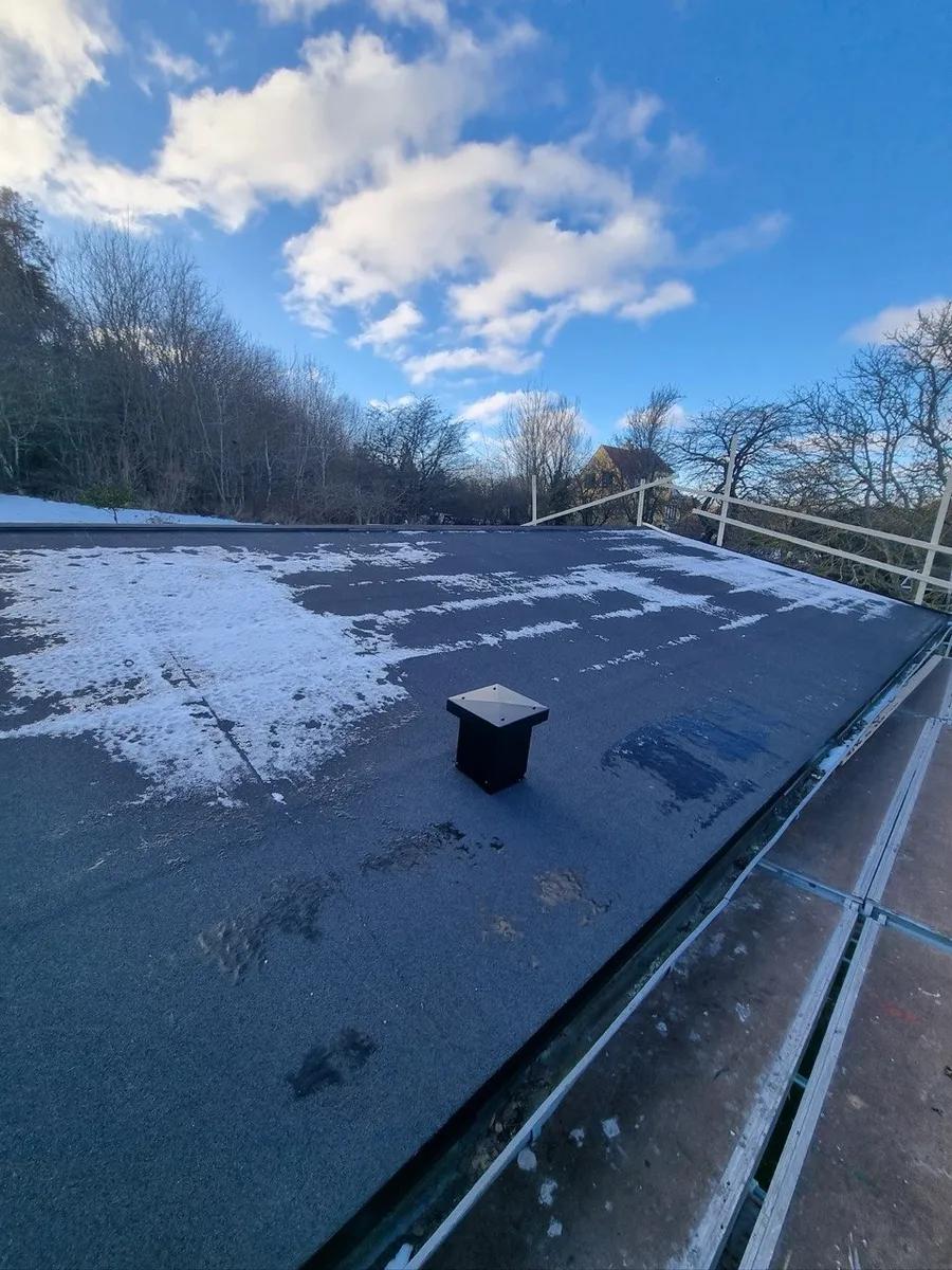 Stående vand ved parapet og tagbrønd på fladt tagpaptag - konsekvens af utilstrækkelig hældning og forkert afvanding