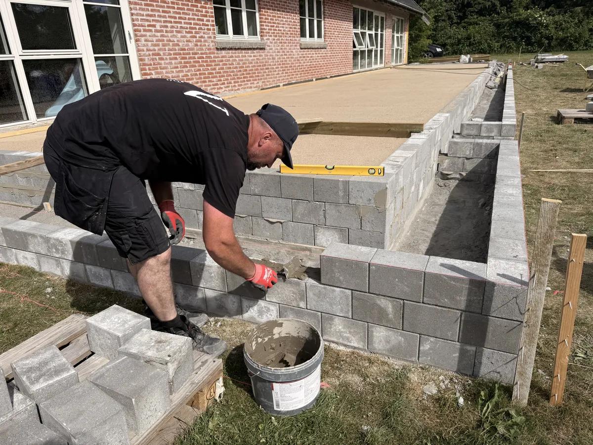 Planlægning af ny terrasse ved dansk villa - vurdering af grund, terræn og materialevalg inden opbygning