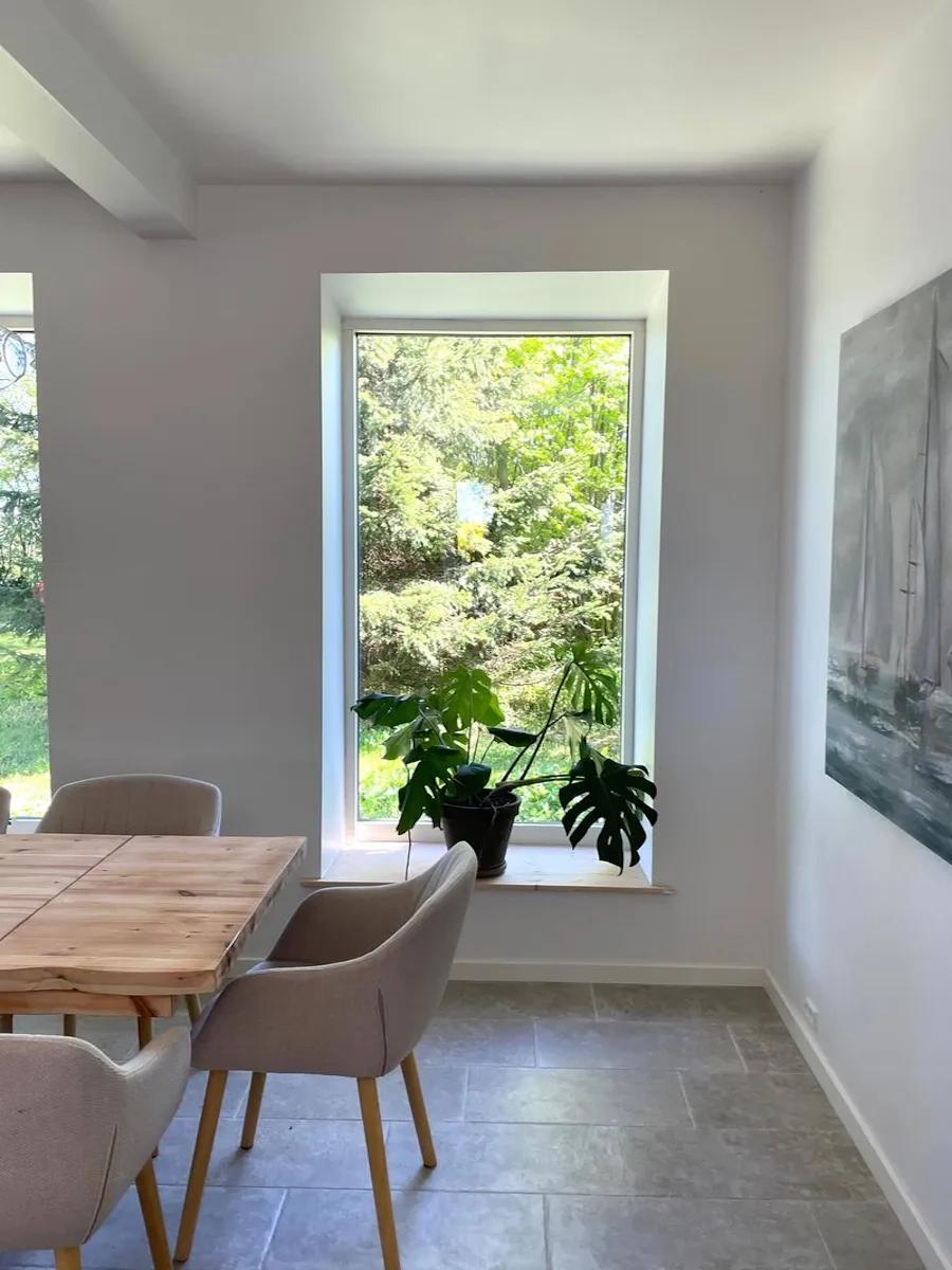  Totalrenoveret stue i sommerhus i København med åbent rum, moderne indretning og naturligt lys