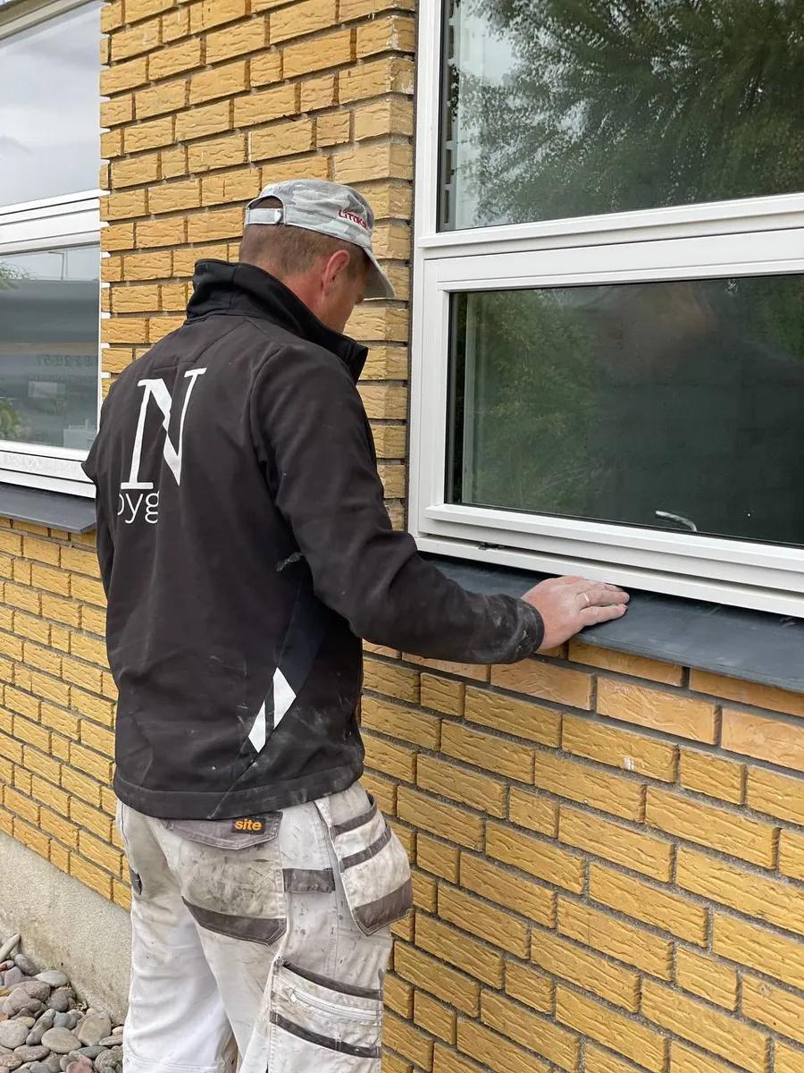 Tilbygning til sommerhus i København med moderne arkitektur og sammenhæng mellem gammel og ny bygning