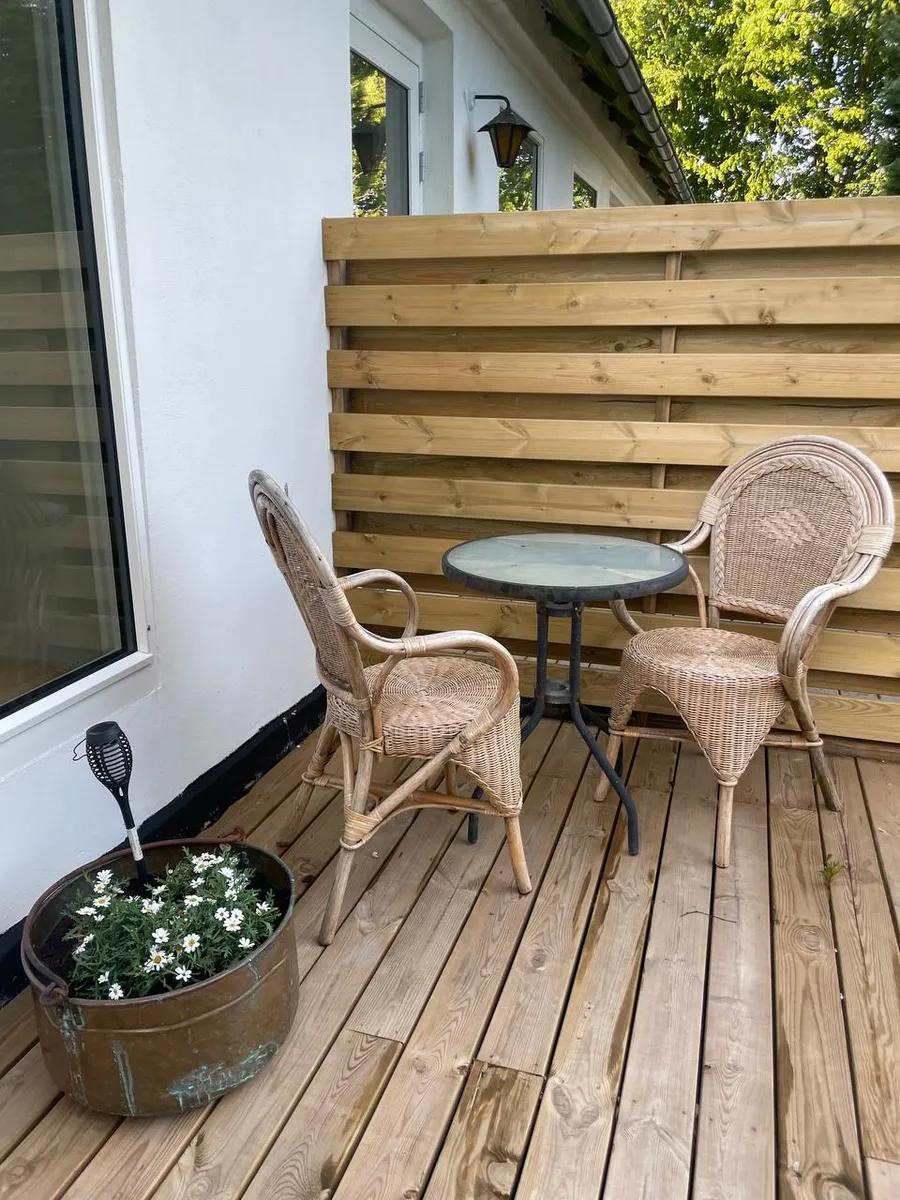 Rengøring og oliebehandling af træterrasse om foråret: regelmæssig vedligeholdelse forlænger terrassens levetid markant