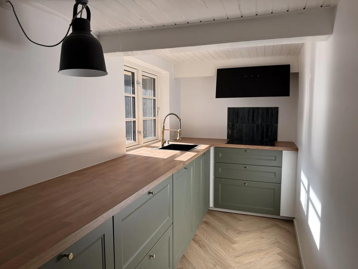 Nyt moderne badeværelse med flisearbejde og vådrumssikring i forbindelse med komplet husrenovering