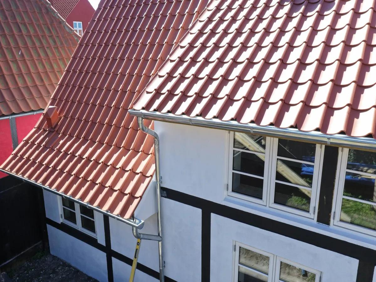 Sammenligning af tagrendematerialer - zink, plast, belagt stål og kobber med forskel på pris, levetid og vedligeholdelse
