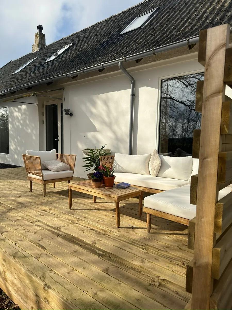 Træterrasse med naturlig sølvgrå patina og synlig træstruktur - fordele ved valg af eg terrassebrædder
