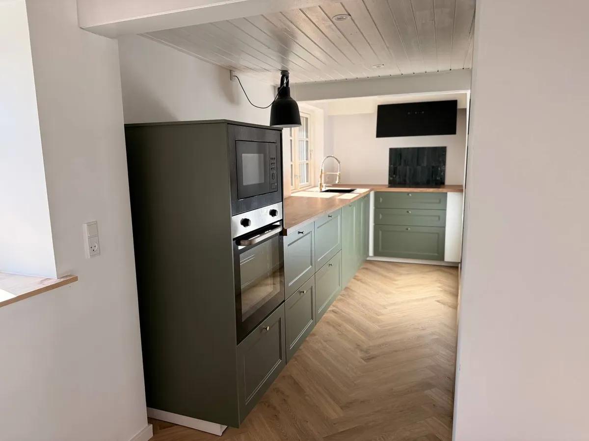 Totalrenoveret køkken i sommerhus i København med funktionelt design og holdbare materialer