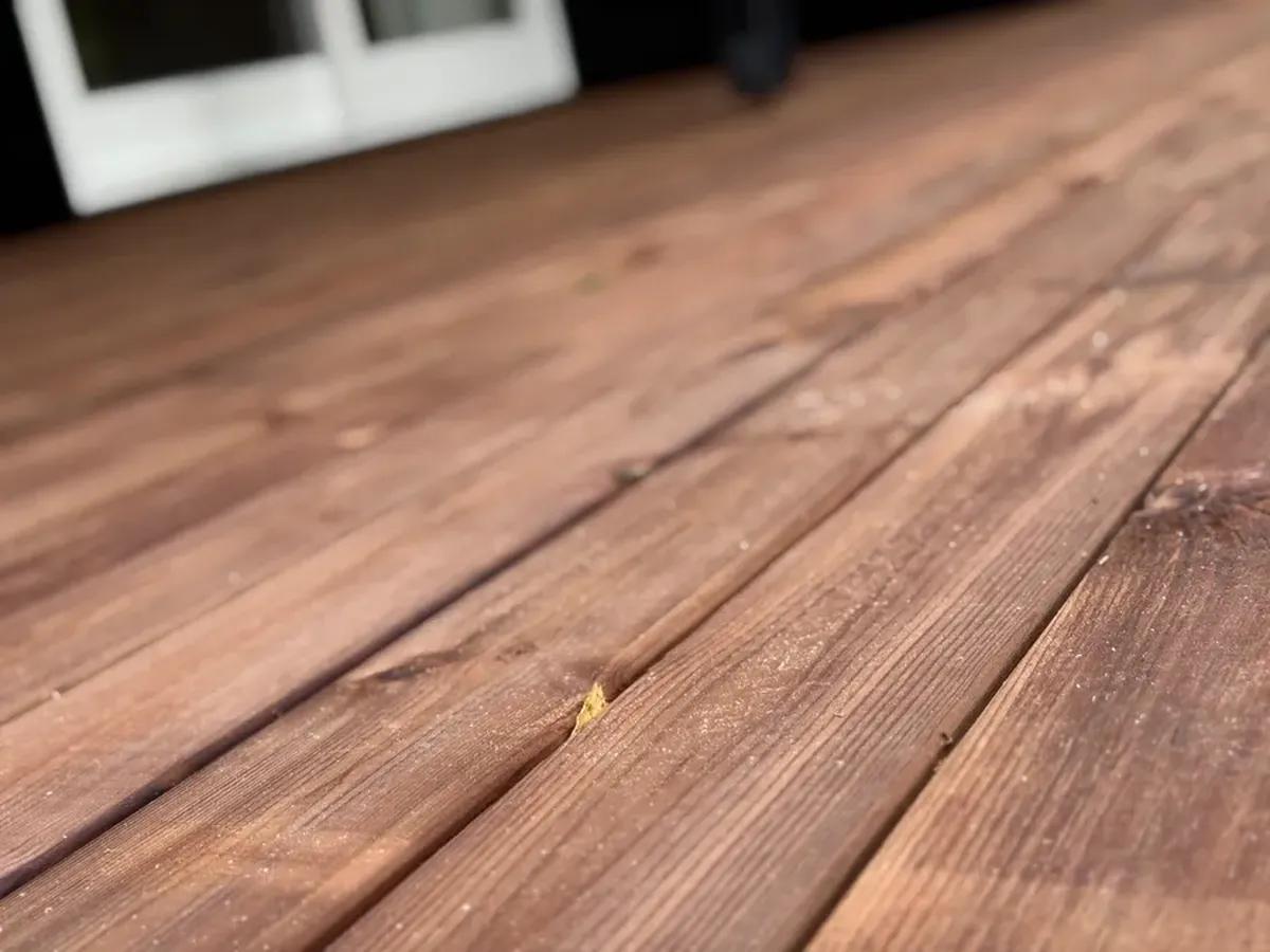 Kontrol af endetræ og løse skruer på træterrasse inden oliering - gennemgang for råd og skader før behandling af terrassebrædder