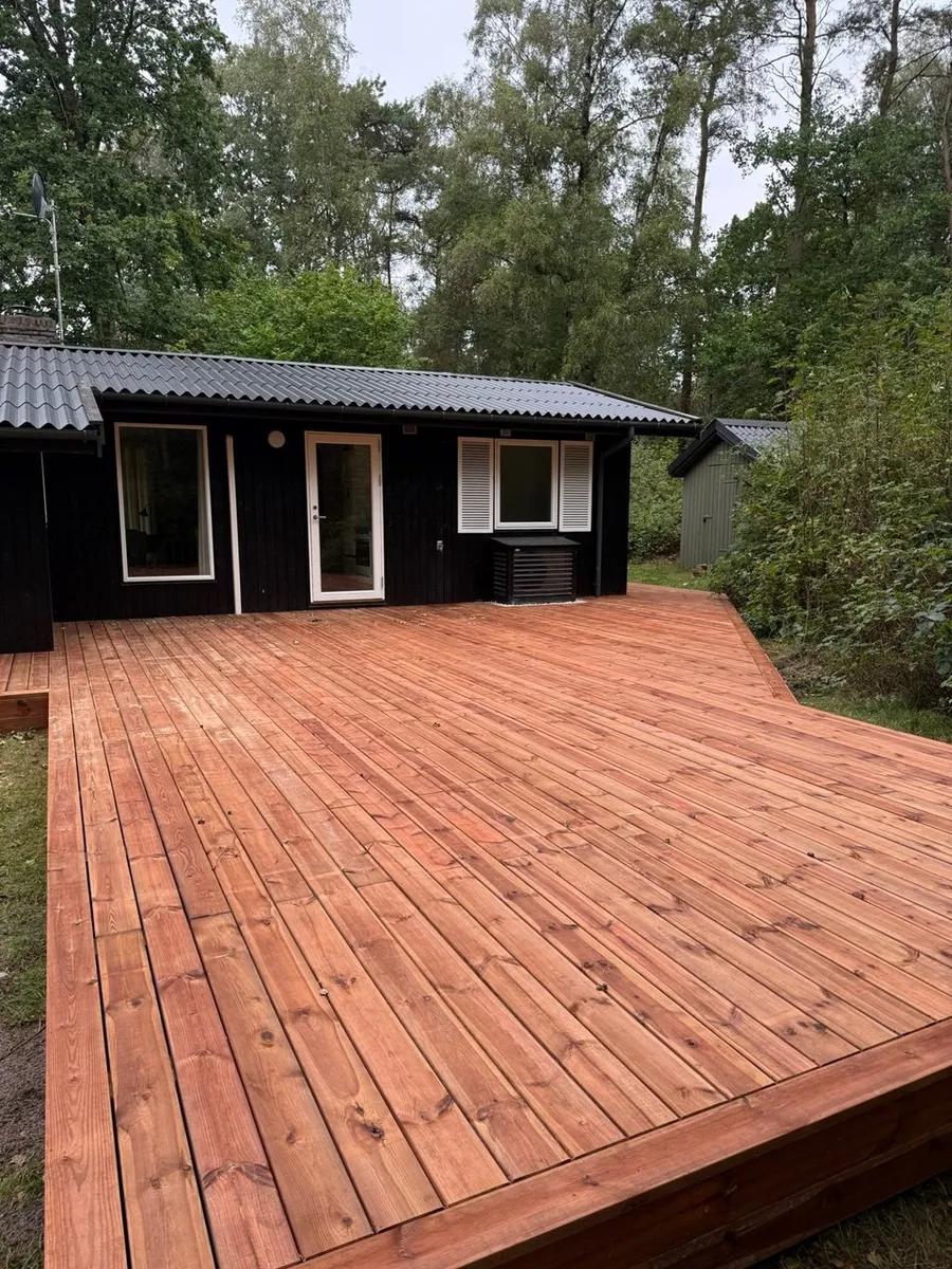 Rengøring og oliebehandling af træterrasse i trykimprægneret fyr - årsvedligeholdelse for lang levetid