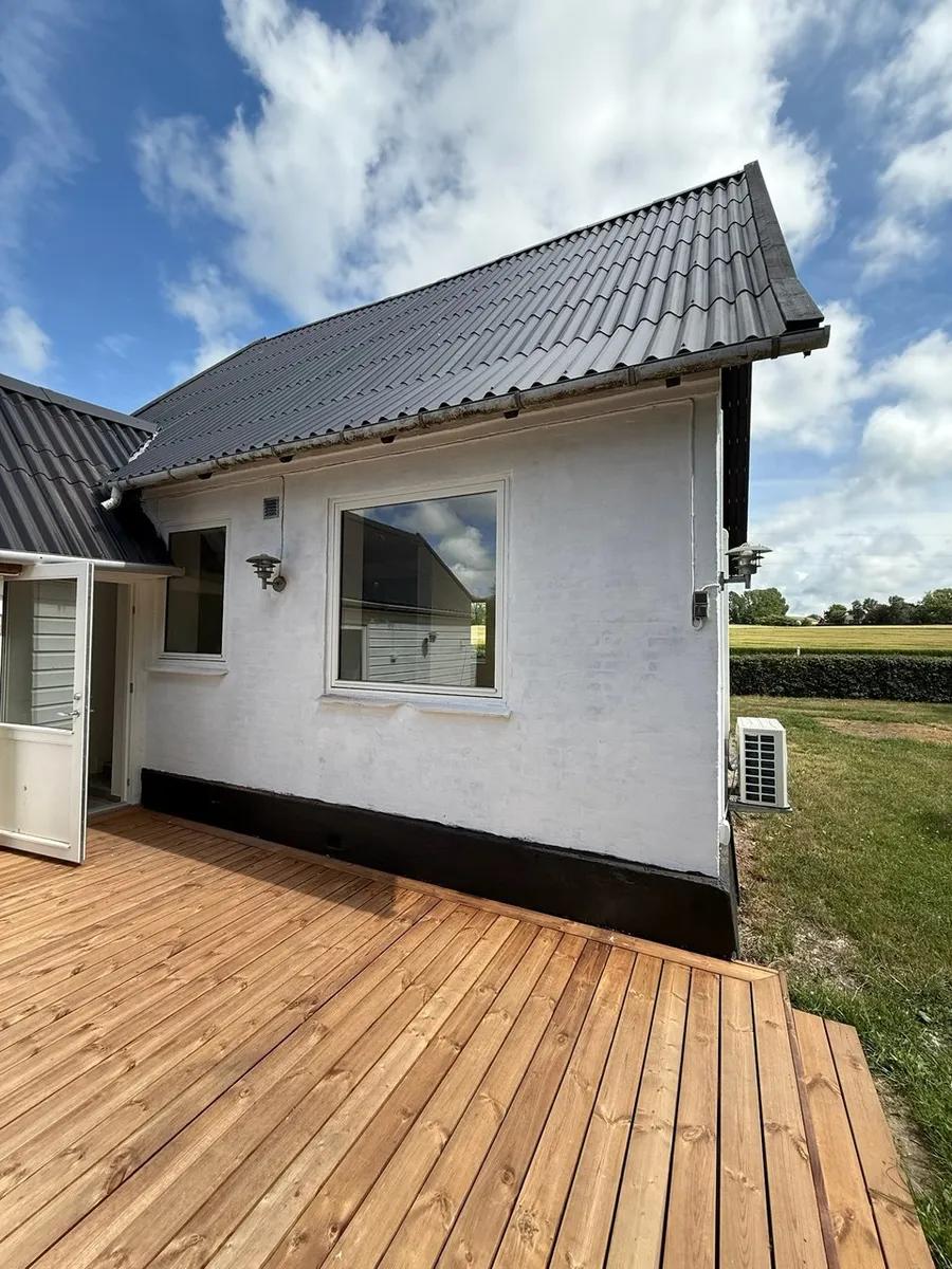 Træterrasse i brunimprægneret træ med skjulte skruer og rækværk - pris afhænger af træsort, størrelse og underkonstruktion