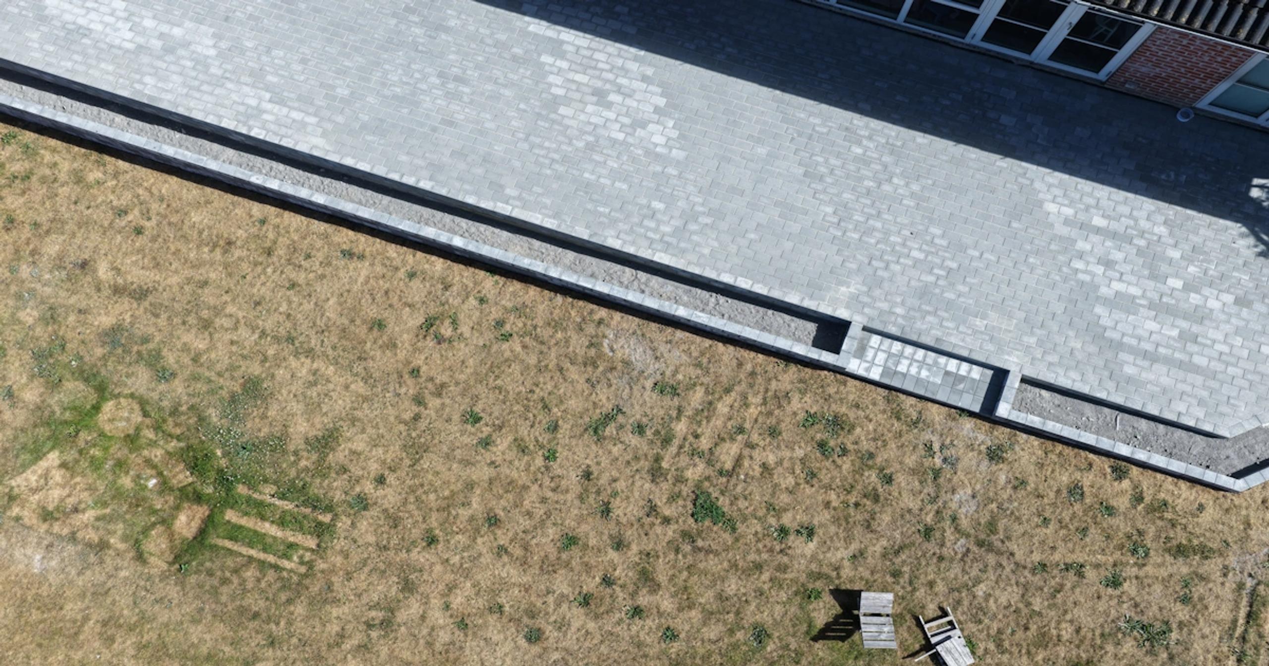 Ny terrasse under opbygning ved dansk villa - valg mellem træ, beton, komposit og fliser til terrasse i København
