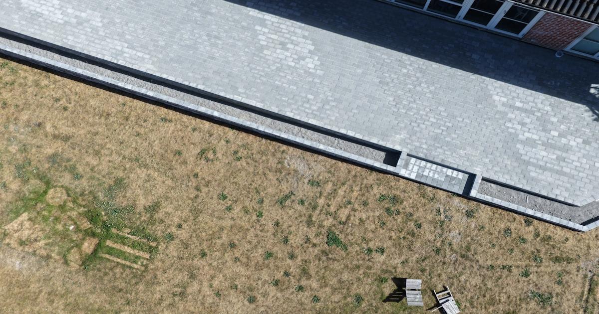 Ny terrasse under opbygning ved dansk villa - valg mellem træ, beton, komposit og fliser til terrasse i København