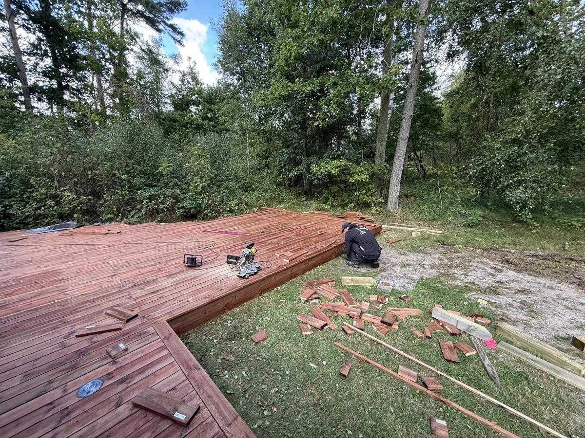 Nbyg opbygger ny terrasse ved parcelhus i København - professionel montering af træ, komposit eller fliser med fokus på kvalitet og holdbarhed