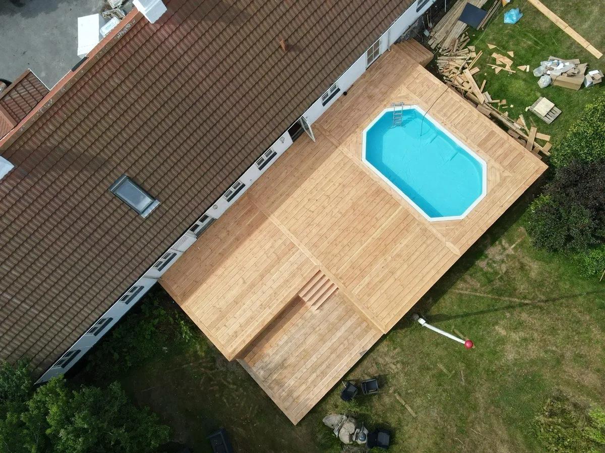 Træterrasse i trykimprægneret fyr med solid underkonstruktion og god ventilation under brædderne - korrekt opbygning forlænger terrassens levetid