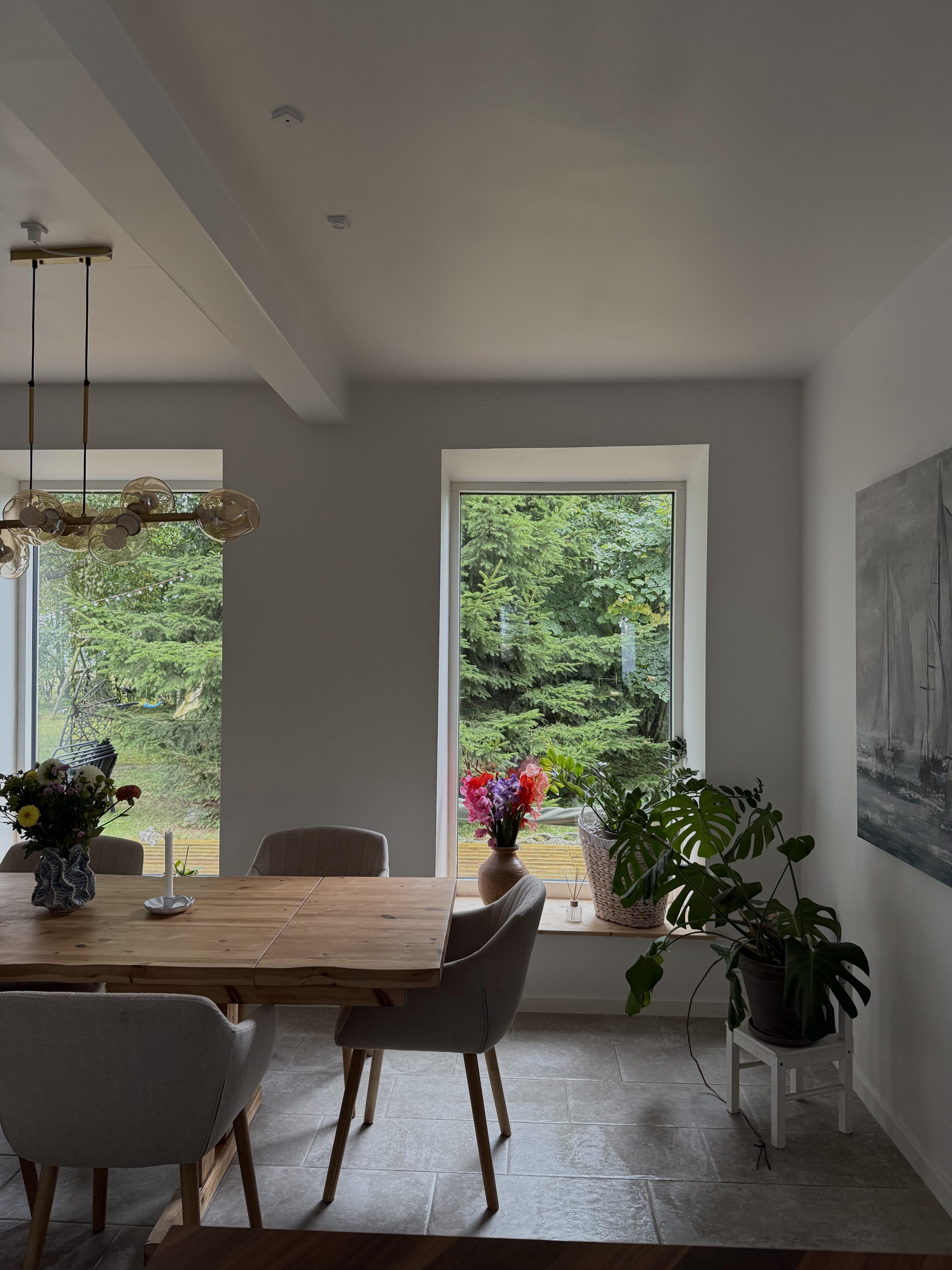 Totalrenovering af hus med lyst interiør og åben spiseplads