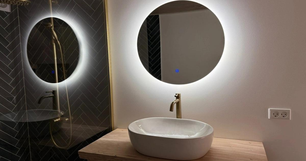 Før og efter renovering af lille københavner badeværelse – Nbyg totalentreprise med mikrocement og væghængt toilet