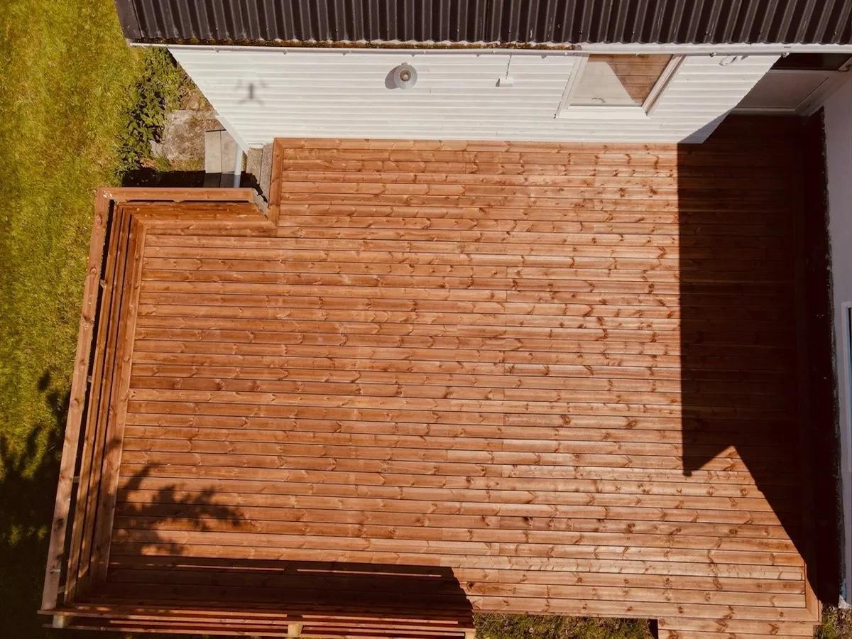 Udskiftning af slidte terrassebrædder mens stabil underkonstruktion bevares - målrettet reparation sparer tid og reducerer omkostninger
