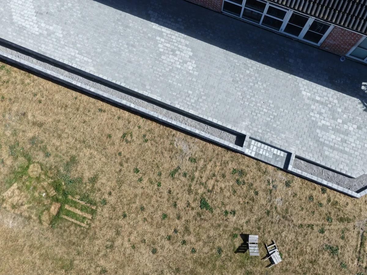 Renoveret hus i København med opdateret facade og ny terrasse - husrenovering øger boligens udtryk og markedsværdi