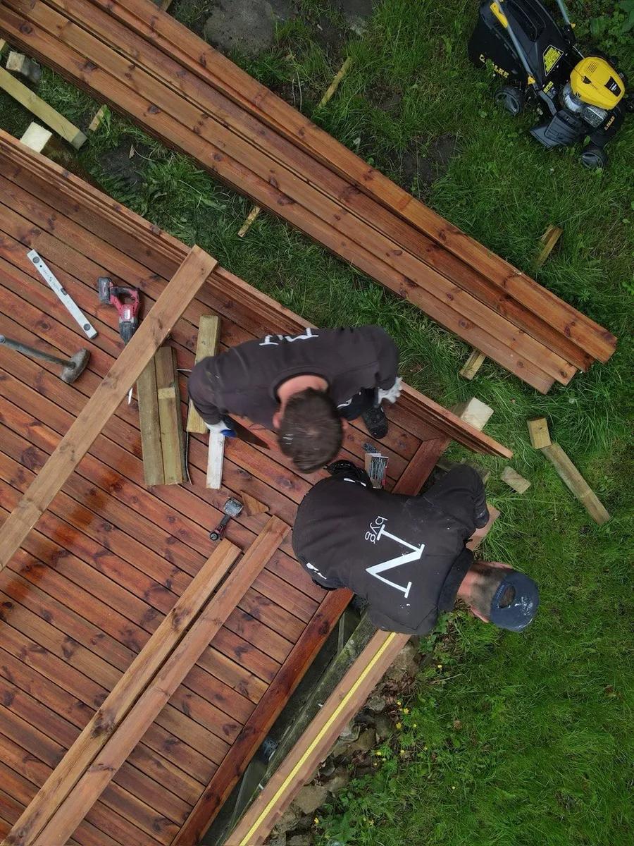 Trin-for-trin rensning af træterrasse med terrasserenser og pensel - korrekt rækkefølge for vask, tørring og oliering af terrasse
