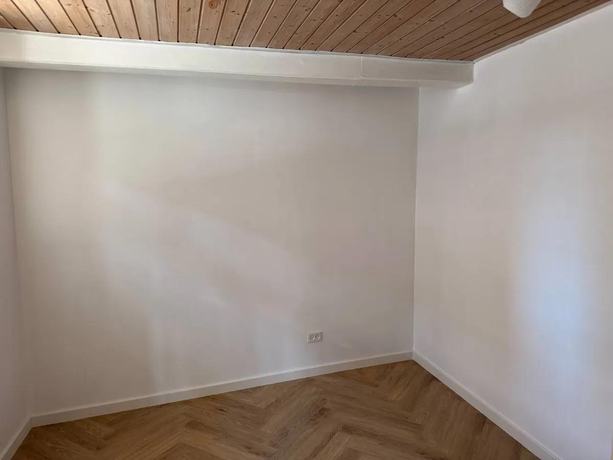 Indvendig renovering af sommerhus i København med nye vægge, åbne rum og moderne layout