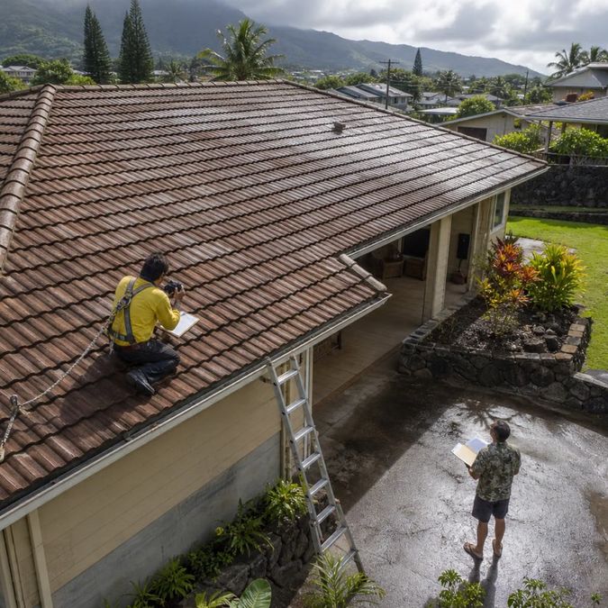 Emergency Roof Repair in Honolulu: What to Do When Your Roof Starts Leaking