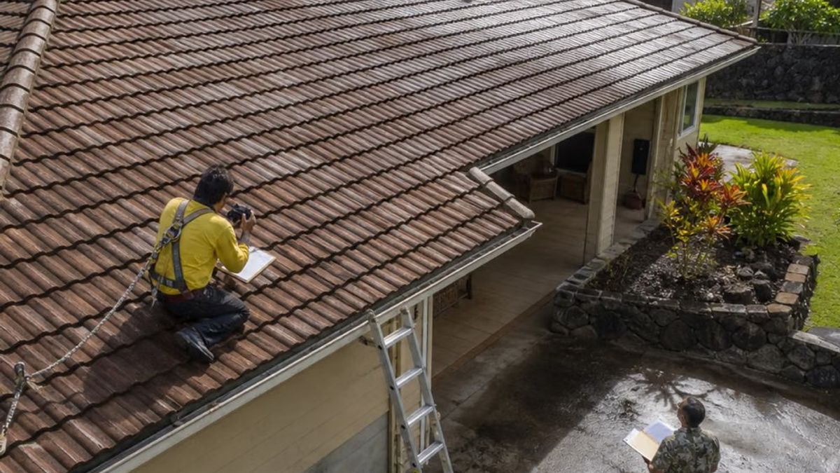 Emergency Roof Repair in Honolulu: What to Do When Your Roof Starts Leaking