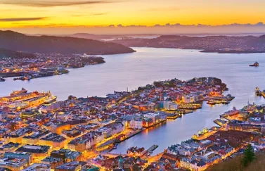 Discover Bergen as a filming location – from its colorful harbor and UNESCO-listed Bryggen to sweeping fjord views and vibrant cityscapes.