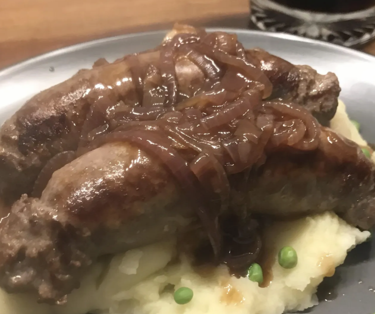 Bangers d'ours sauce aux oignons au scotch tourbé
