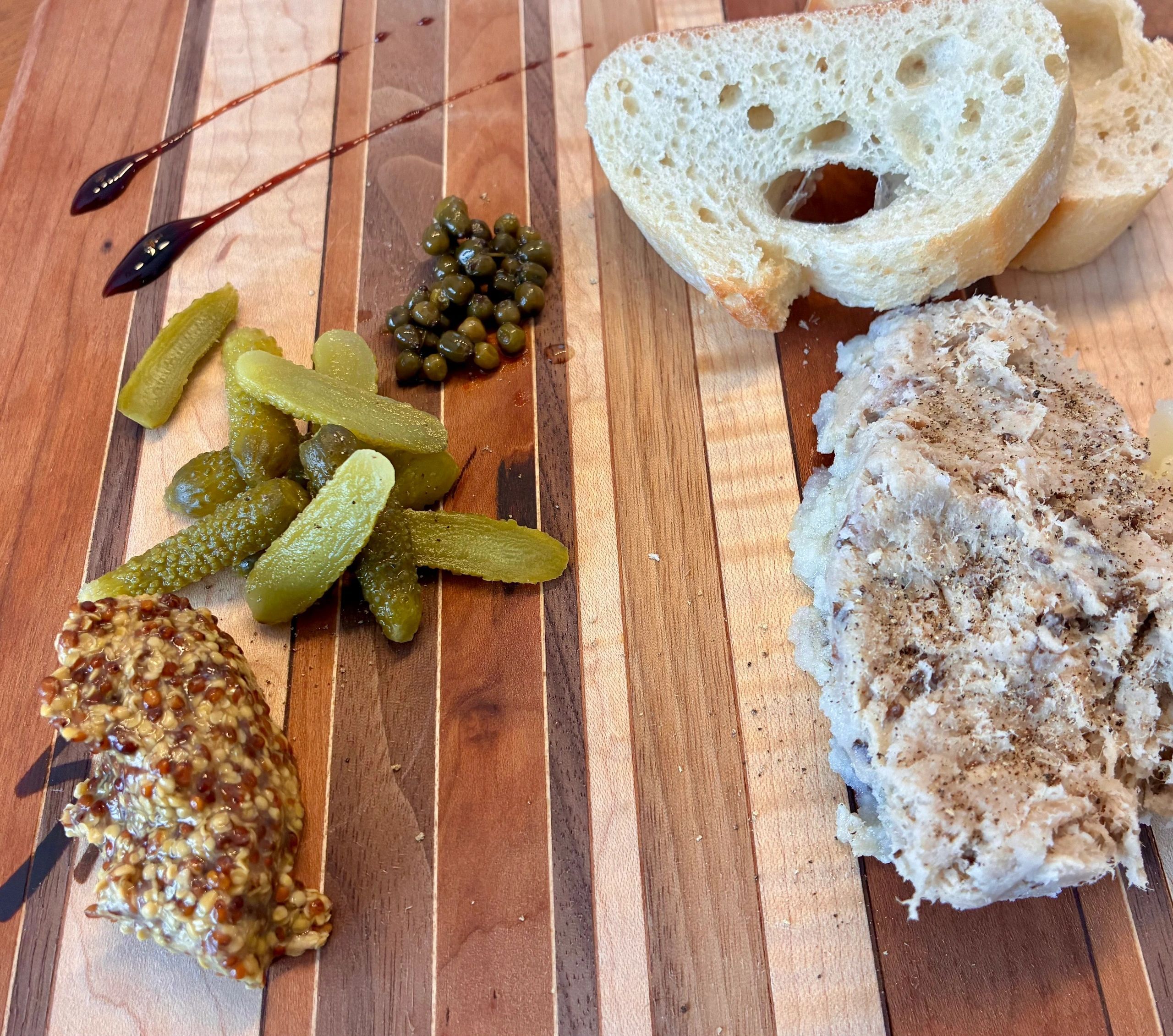 Rillettes de perdrix au gin boréal et morilles de feu