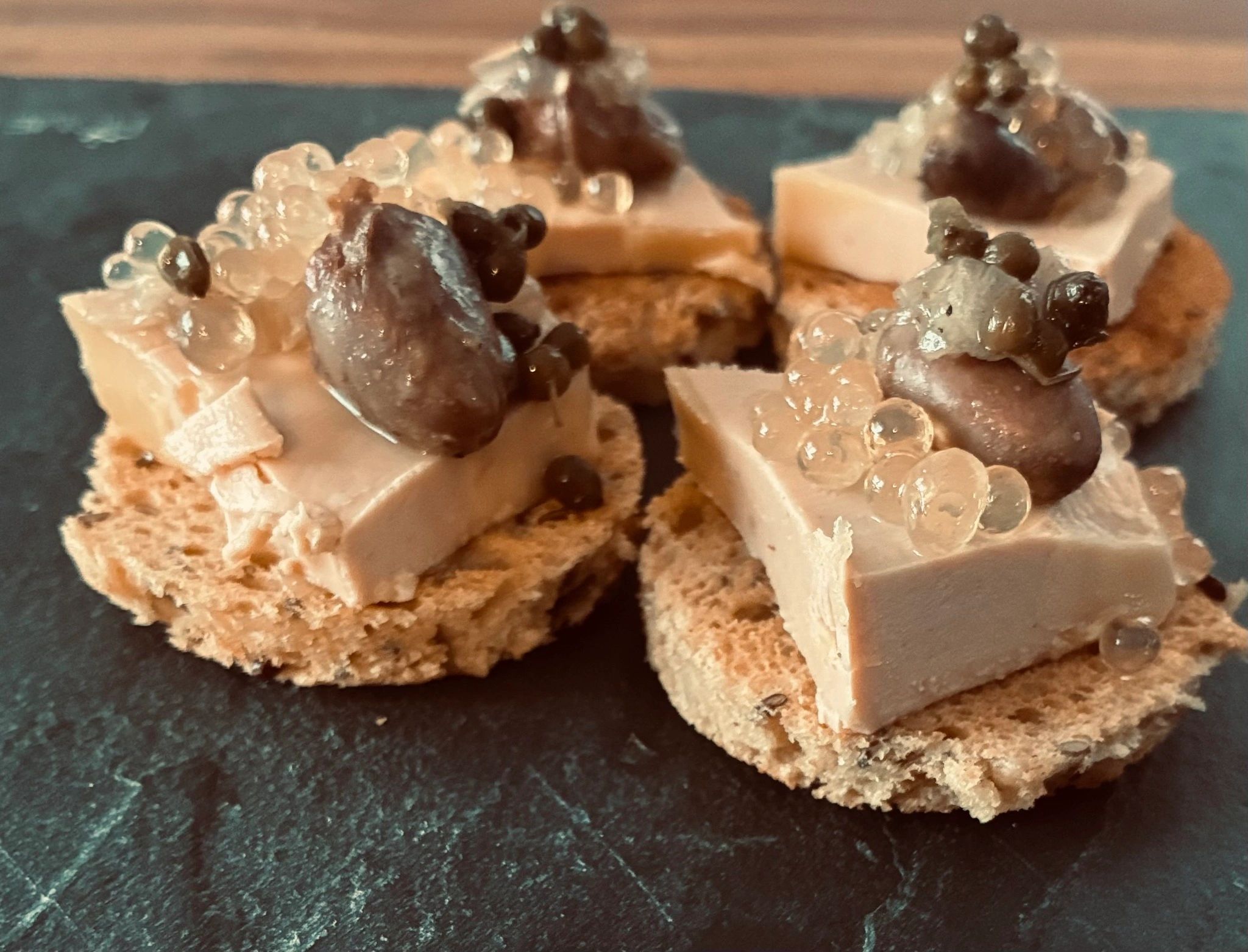 Canapés de cœurs de perdrix au foie gras et perles de cidre