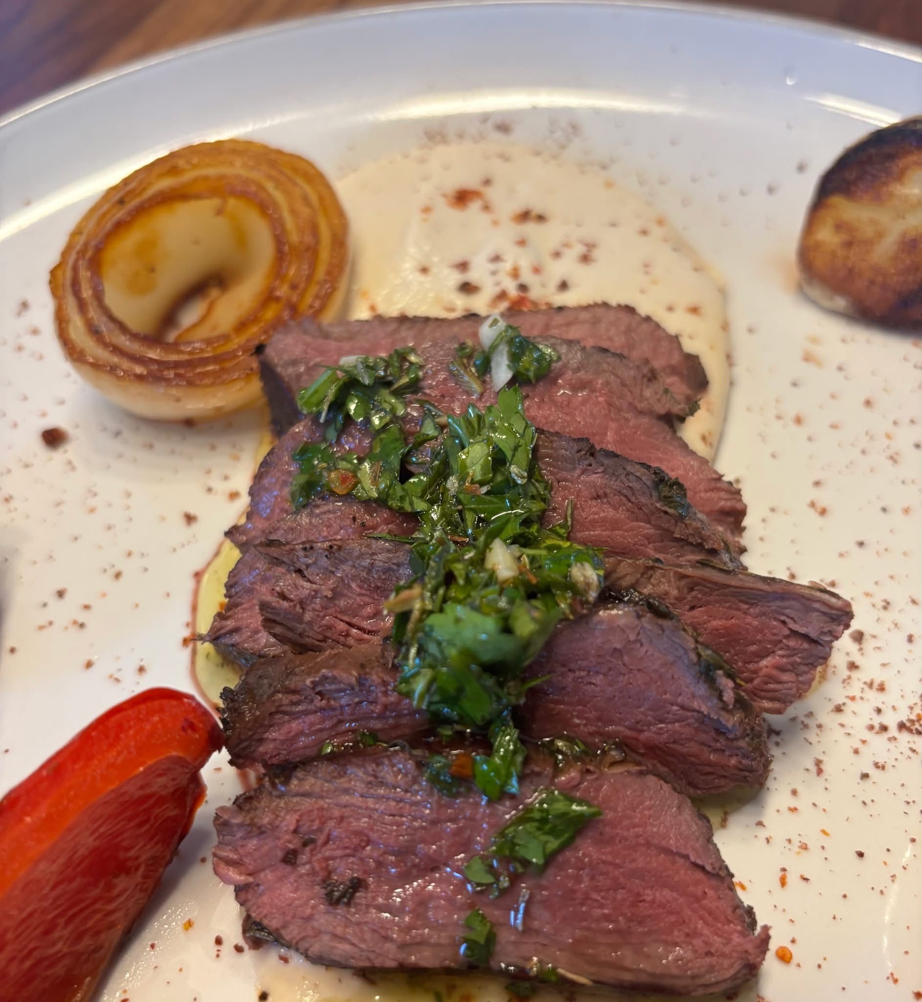 Poitrine de canard sauvage sous-vide, baba ganoush fumé et chimichurri