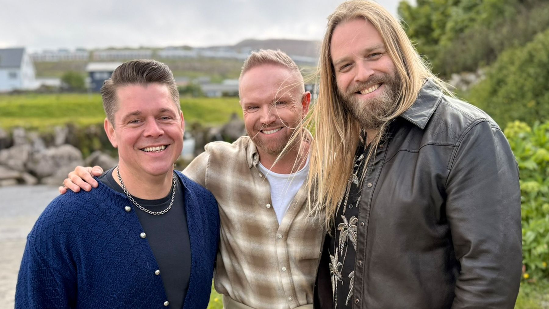 Þrjár rísandi stjörnur í íslenskri tónlist. Hver veit nema það fylgi þrjú jesúsbörn með þeim... eða kannski pínu púkar ;-) ))
