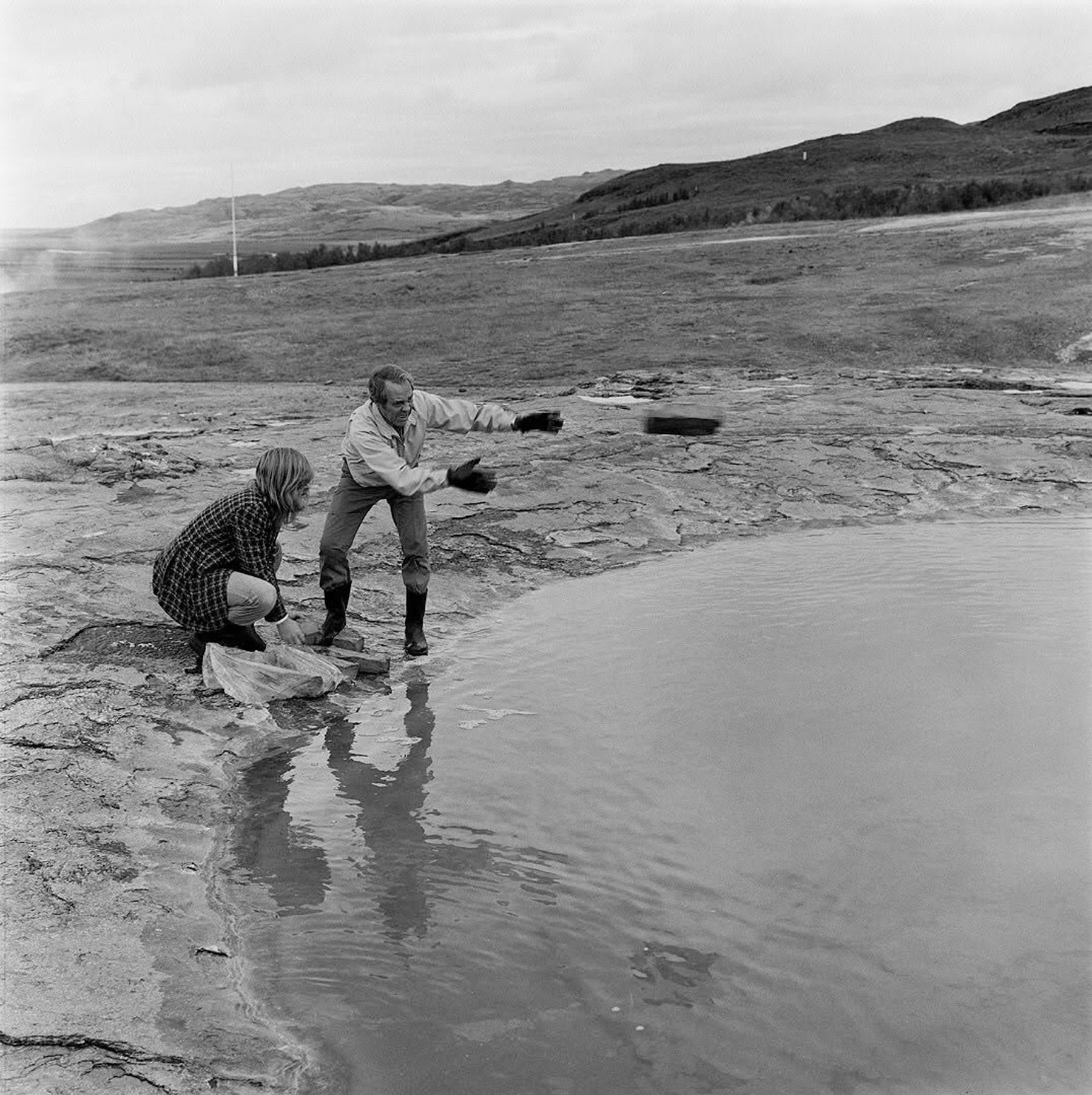 Hvað ungur nemur, gamall temur. Sápu kastað í Geysi árið 1974 til að kitla hann aðeins og framkalla gos. Slíkar aðferðir munu nú fá endurnýjun lífdaga í nýrri hugsjónastarfsemi.