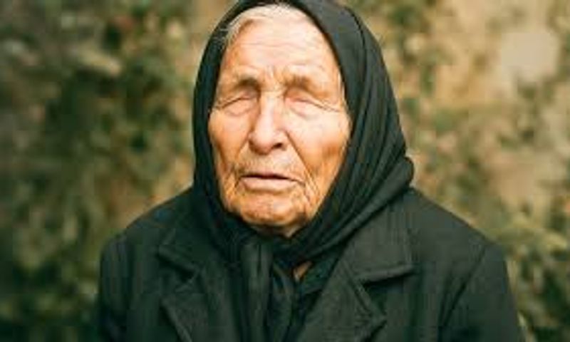 Hin blinda og goðsagnakennda spákona, Baba Vanga ráðinn til starfa hjá miðlinum. Spáir fyrir djamminu í Reykjavík á hverjum föstudegi.