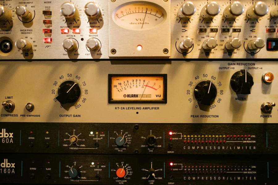 Consola de mezcla en la sala de control