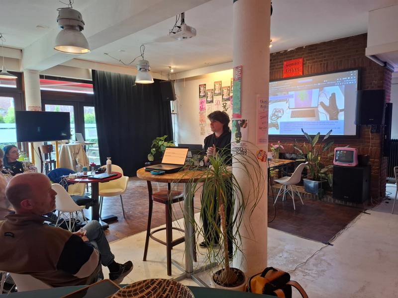 Chloé Desmoineaux presenting at Colliders