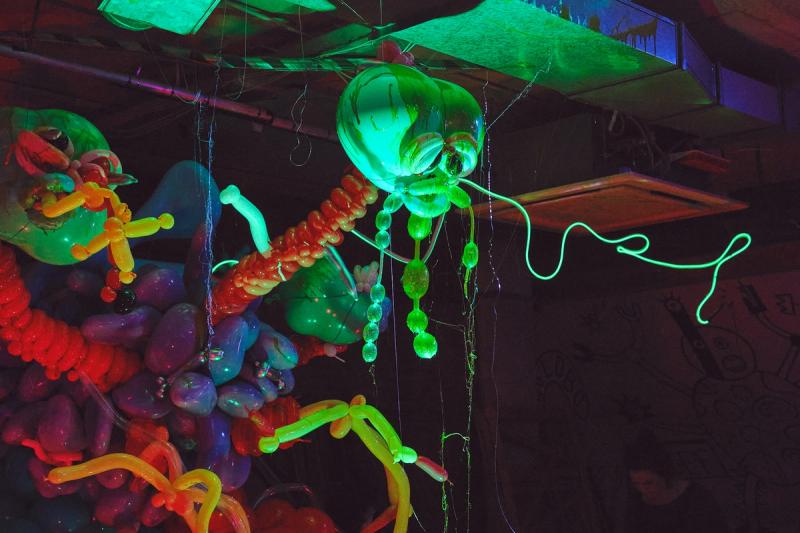 Tim Simons balloon sculpture