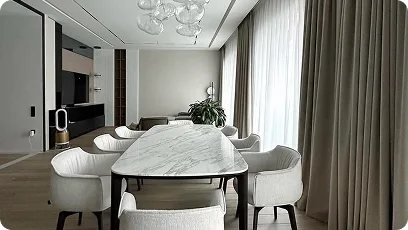 Living cu draperii elegante în tonuri neutre